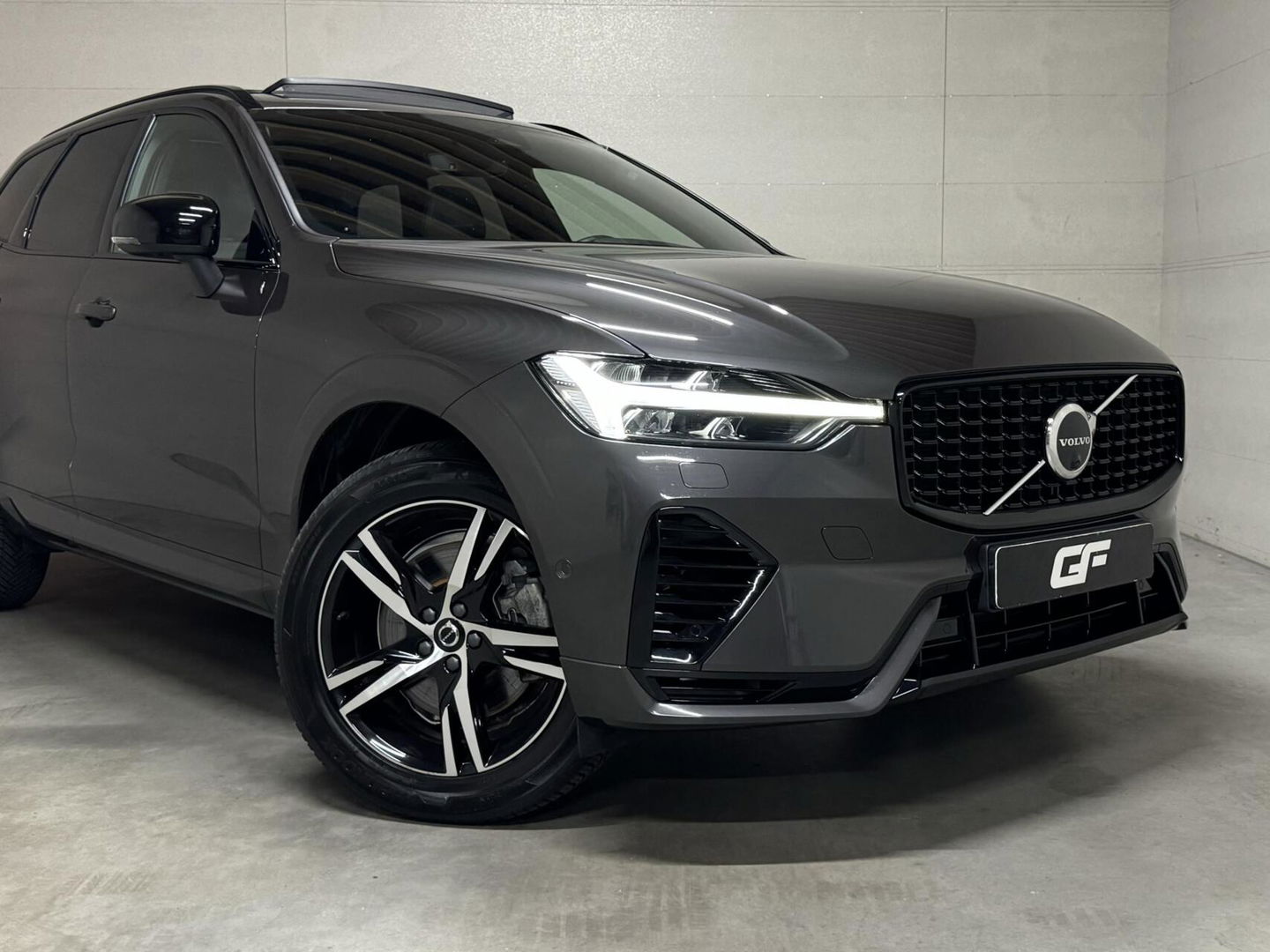 Volvo XC60 2.0 T6 Recharge AWD R-Design Pano Luchtvering H/K 360° Trekh. NAP