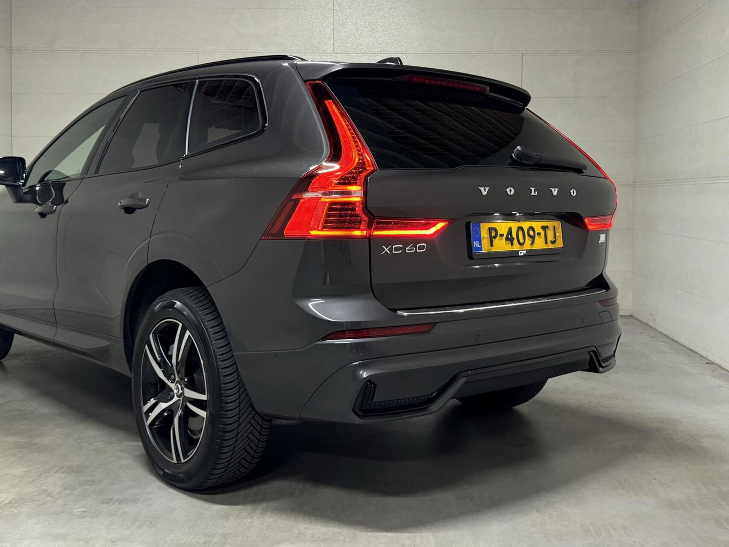Volvo XC60 2.0 T6 Recharge AWD R-Design Pano Luchtvering H/K 360° Trekh. NAP