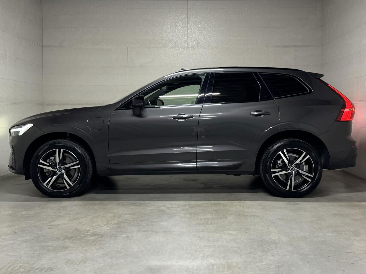 Volvo XC60 2.0 T6 Recharge AWD R-Design Pano Luchtvering H/K 360° Trekh. NAP