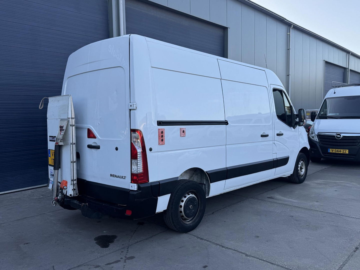 Renault Master T35 2.3 dCi L2H2 LAADKLEP / AIRCO / CRUISE CONTROLE / N.A.P / EURO 6