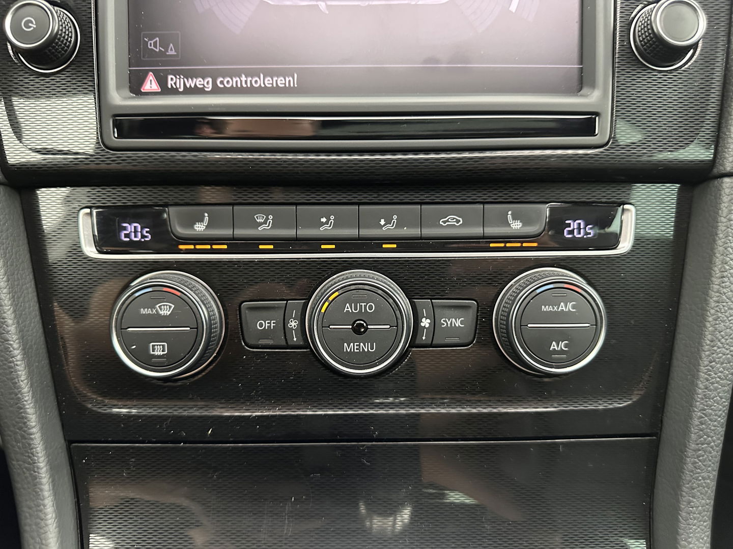 Volkswagen Golf 1.4 TSI GTE Aut. *PANO | FULL-LED | FULL-LEATHER | LANE-ASSIST | BLIND-SPOT | ADAPTIVE-CRUISE | CAMERA | DAB | NAVI-FULLMAP | ECC | PDC | SPORT/HEATED-SEATS | 18"ALU*