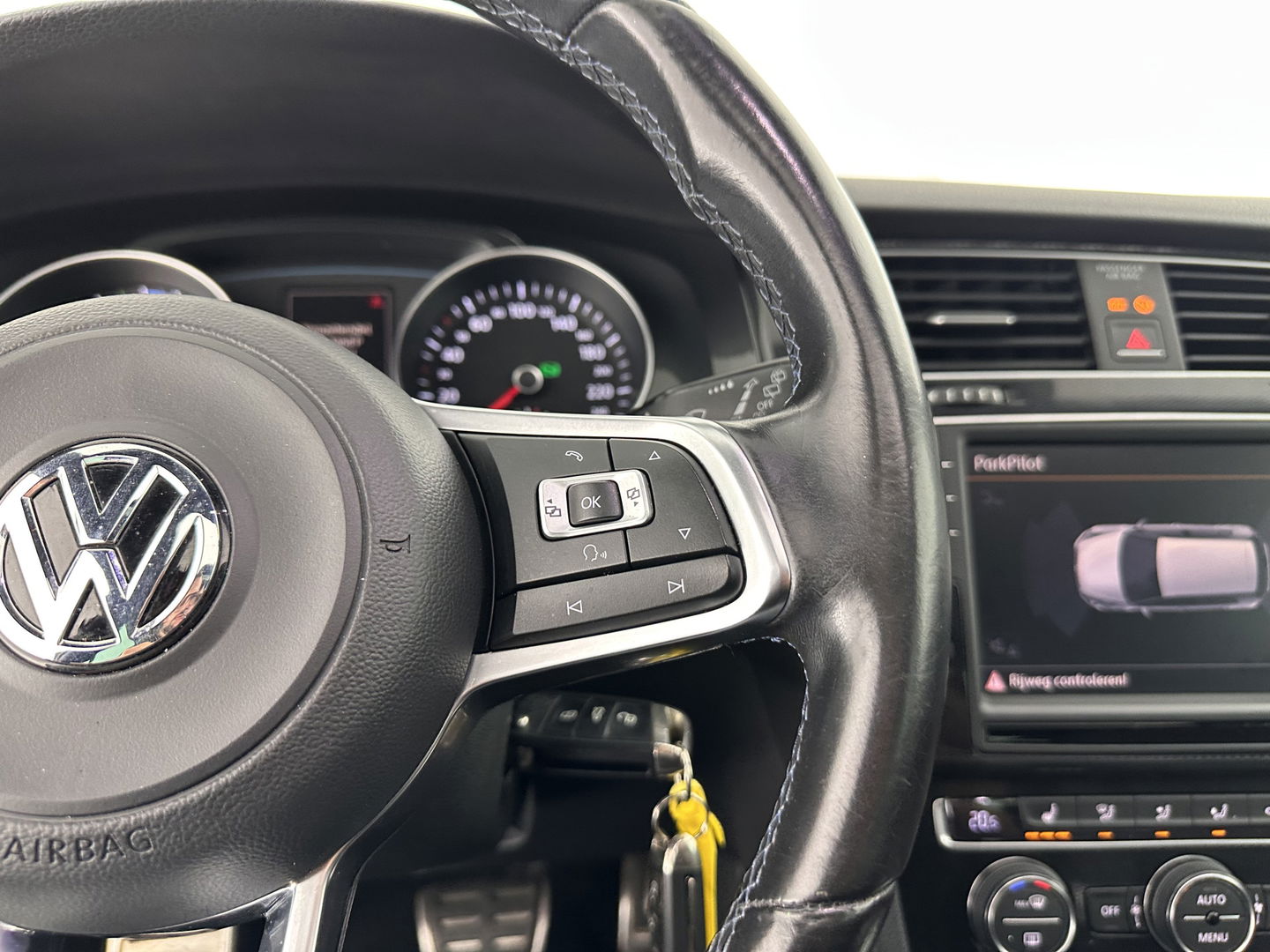 Volkswagen Golf 1.4 TSI GTE Aut. *PANO | FULL-LED | FULL-LEATHER | LANE-ASSIST | BLIND-SPOT | ADAPTIVE-CRUISE | CAMERA | DAB | NAVI-FULLMAP | ECC | PDC | SPORT/HEATED-SEATS | 18"ALU*