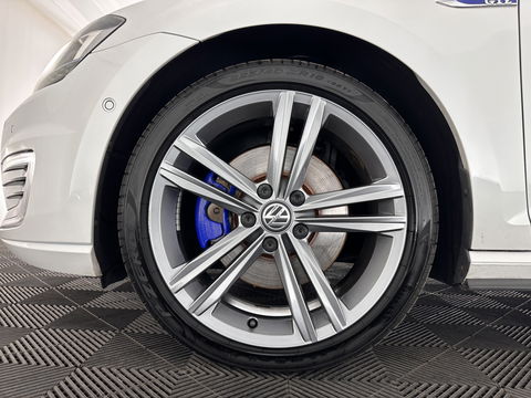 Volkswagen Golf 1.4 TSI GTE Aut. *PANO | FULL-LED | FULL-LEATHER | LANE-ASSIST | BLIND-SPOT | ADAPTIVE-CRUISE | CAMERA | DAB | NAVI-FULLMAP | ECC | PDC | SPORT/HEATED-SEATS | 18"ALU*