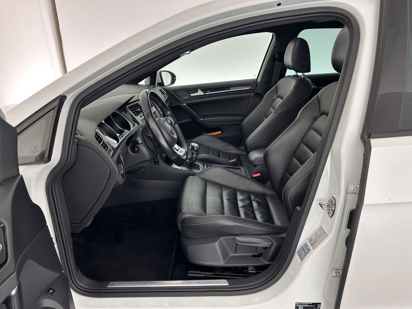 Volkswagen Golf 1.4 TSI GTE Aut. *PANO | FULL-LED | FULL-LEATHER | LANE-ASSIST | BLIND-SPOT | ADAPTIVE-CRUISE | CAMERA | DAB | NAVI-FULLMAP | ECC | PDC | SPORT/HEATED-SEATS | 18"ALU*