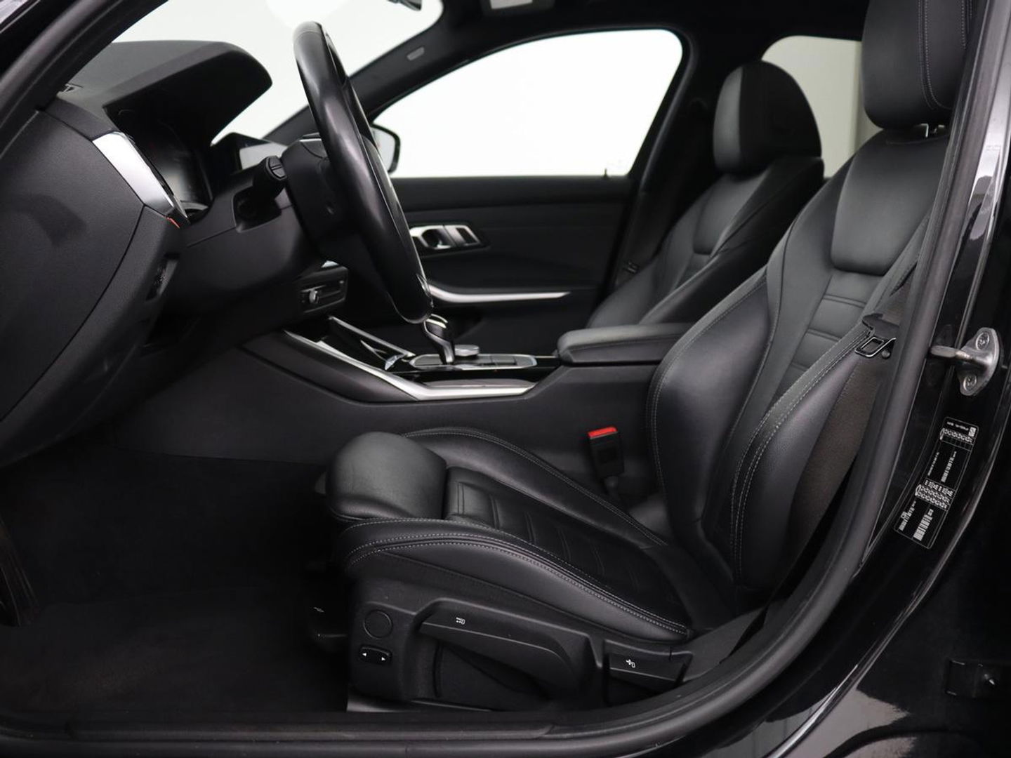 BMW 3-serie 330i High Executive | Panoramadak | Leder | Stoelverwarming | Adaptive cruise | Sport Line | Camera | Live Cockpit | Sportstoelen | Carplay | Navigatie | Full LED