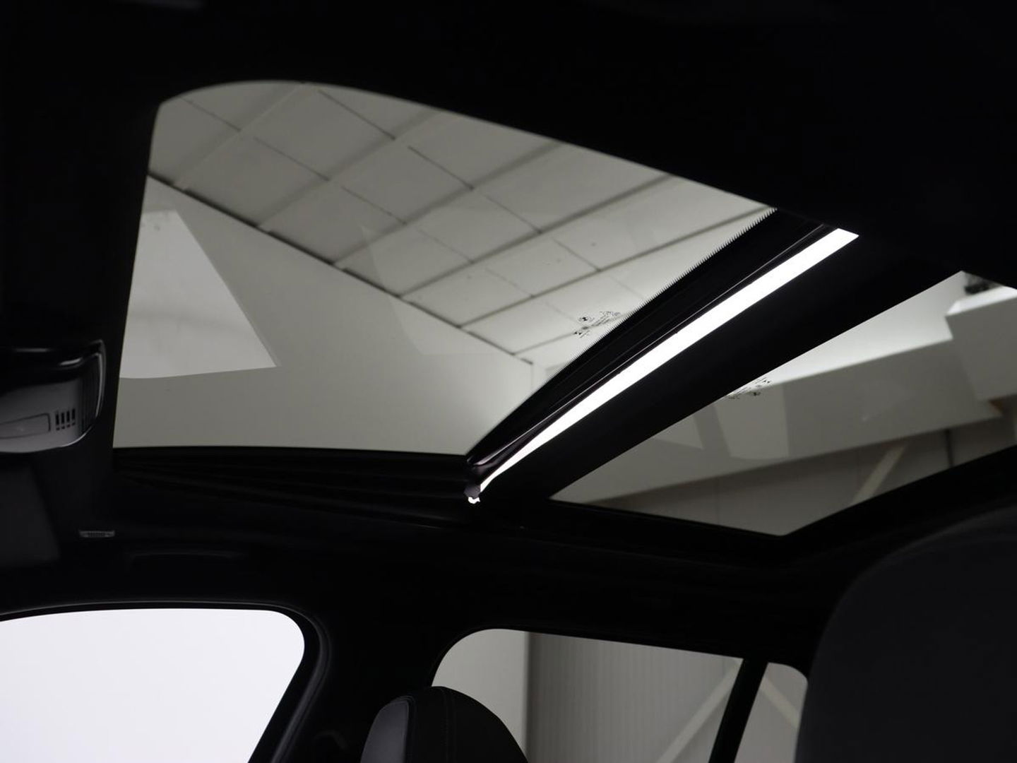 BMW 3-serie 330i High Executive | Panoramadak | Leder | Stoelverwarming | Adaptive cruise | Sport Line | Camera | Live Cockpit | Sportstoelen | Carplay | Navigatie | Full LED