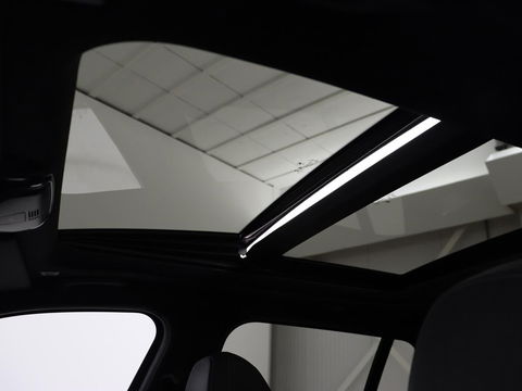 BMW 3-serie 330i High Executive | Panoramadak | Leder | Stoelverwarming | Adaptive cruise | Sport Line | Camera | Live Cockpit | Sportstoelen | Carplay | Navigatie | Full LED