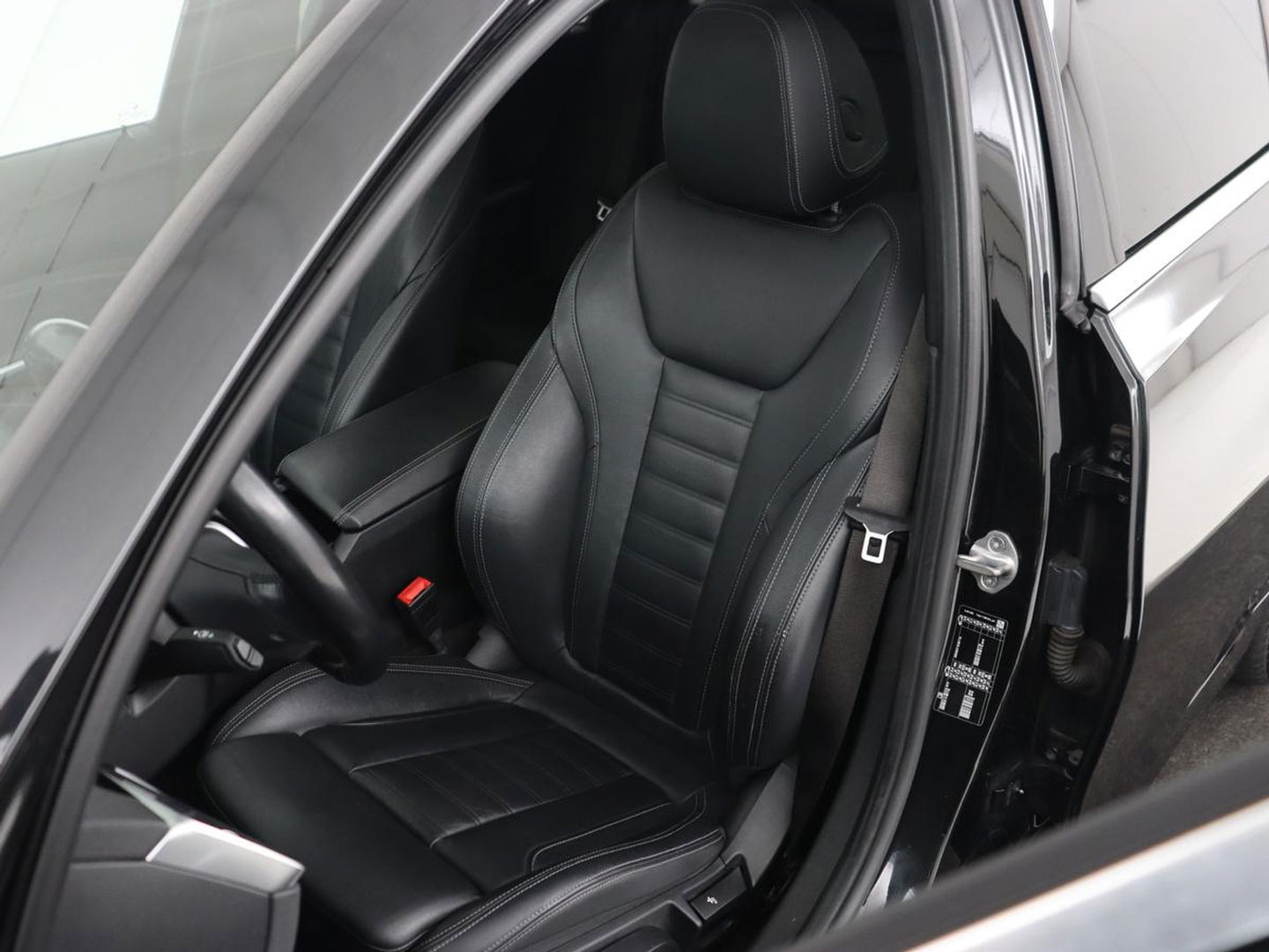 BMW 3-serie 330i High Executive | Panoramadak | Leder | Stoelverwarming | Adaptive cruise | Sport Line | Camera | Live Cockpit | Sportstoelen | Carplay | Navigatie | Full LED