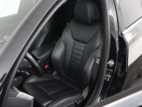 BMW 3-serie 330i High Executive | Panoramadak | Leder | Stoelverwarming | Adaptive cruise | Sport Line | Camera | Live Cockpit | Sportstoelen | Carplay | Navigatie | Full LED