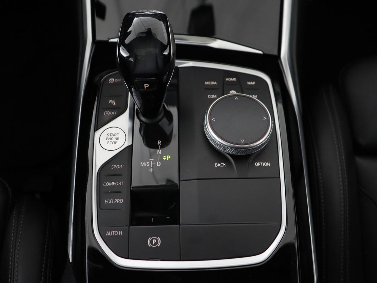 BMW 3-serie 330i High Executive | Panoramadak | Leder | Stoelverwarming | Adaptive cruise | Sport Line | Camera | Live Cockpit | Sportstoelen | Carplay | Navigatie | Full LED
