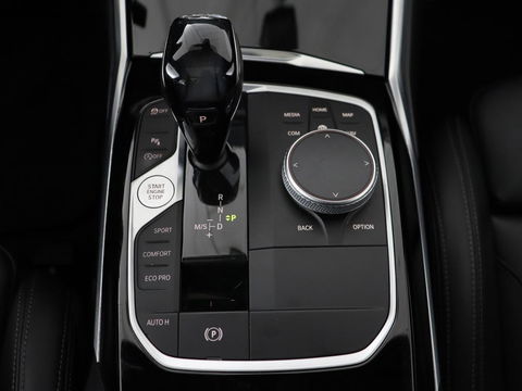 BMW 3-serie 330i High Executive | Panoramadak | Leder | Stoelverwarming | Adaptive cruise | Sport Line | Camera | Live Cockpit | Sportstoelen | Carplay | Navigatie | Full LED