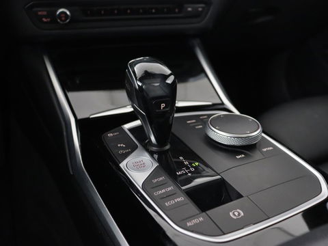 BMW 3-serie 330i High Executive | Panoramadak | Leder | Stoelverwarming | Adaptive cruise | Sport Line | Camera | Live Cockpit | Sportstoelen | Carplay | Navigatie | Full LED