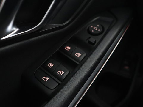 BMW 3-serie 330i High Executive | Panoramadak | Leder | Stoelverwarming | Adaptive cruise | Sport Line | Camera | Live Cockpit | Sportstoelen | Carplay | Navigatie | Full LED