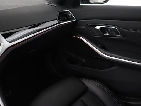 BMW 3-serie 330i High Executive | Panoramadak | Leder | Stoelverwarming | Adaptive cruise | Sport Line | Camera | Live Cockpit | Sportstoelen | Carplay | Navigatie | Full LED