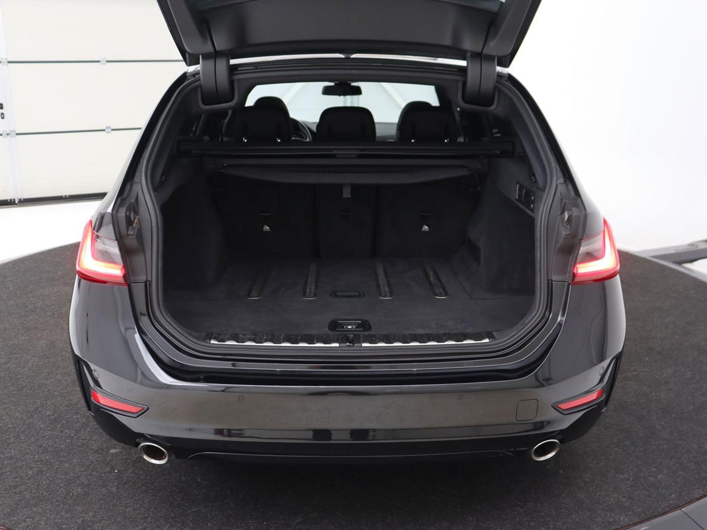 BMW 3-serie 330i High Executive | Panoramadak | Leder | Stoelverwarming | Adaptive cruise | Sport Line | Camera | Live Cockpit | Sportstoelen | Carplay | Navigatie | Full LED