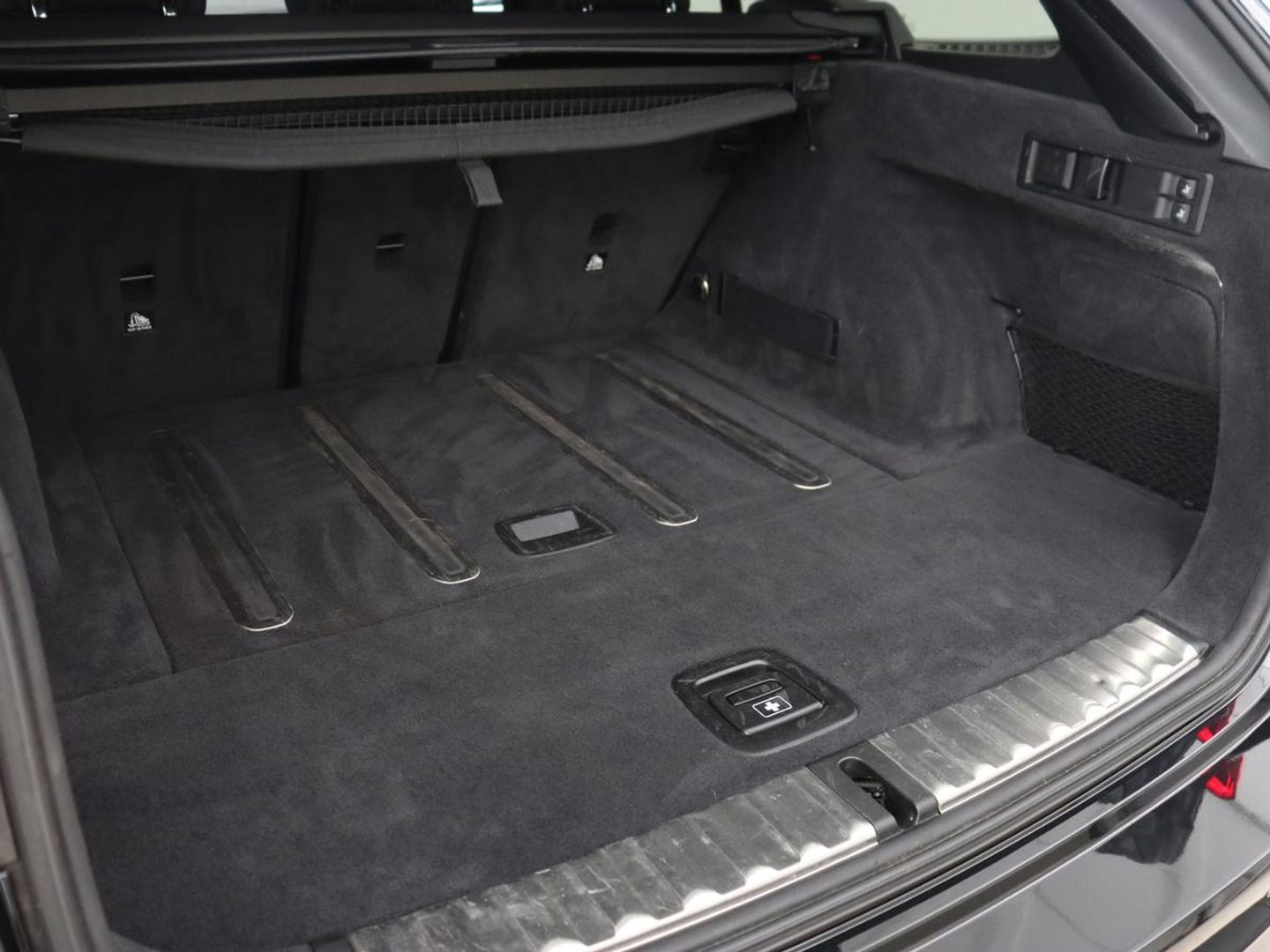 BMW 3-serie 330i High Executive | Panoramadak | Leder | Stoelverwarming | Adaptive cruise | Sport Line | Camera | Live Cockpit | Sportstoelen | Carplay | Navigatie | Full LED