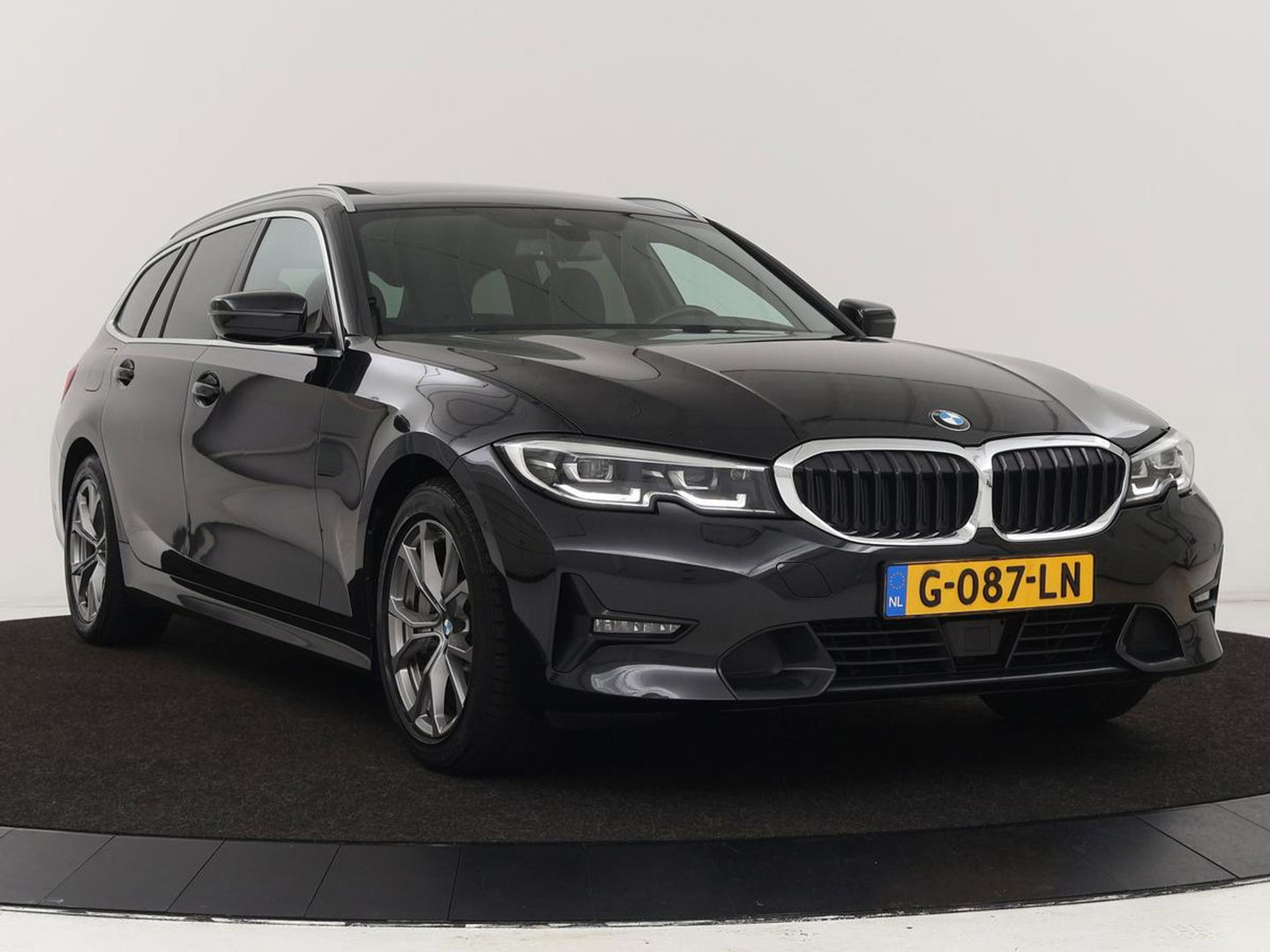BMW 3-serie 330i High Executive | Panoramadak | Leder | Stoelverwarming | Adaptive cruise | Sport Line | Camera | Live Cockpit | Sportstoelen | Carplay | Navigatie | Full LED