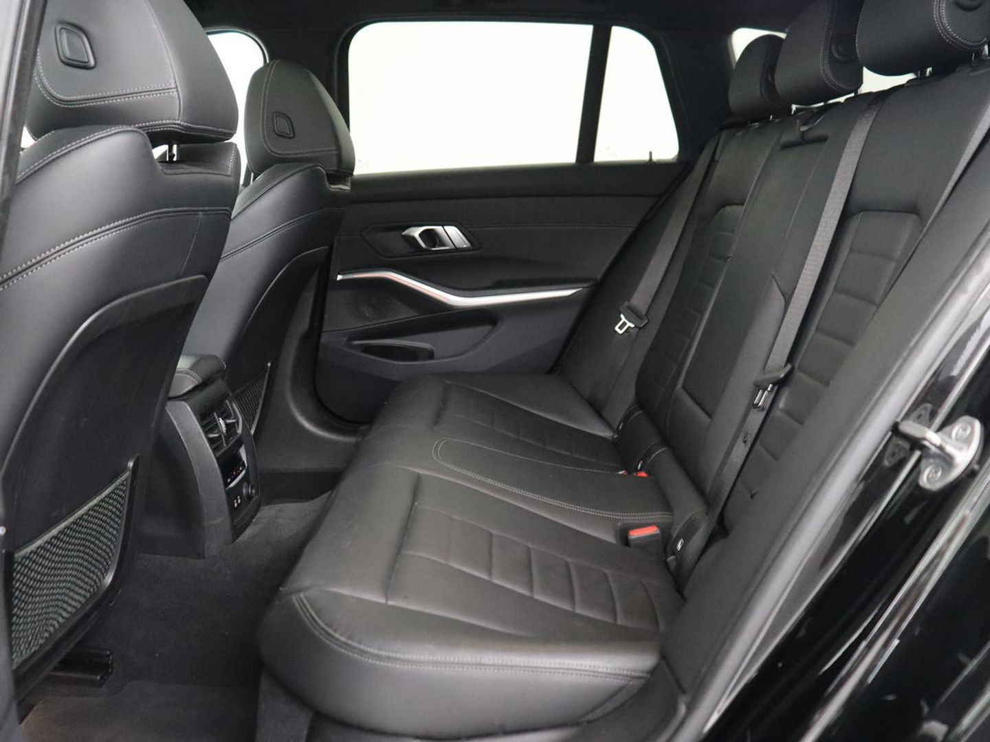 BMW 3-serie 330i High Executive | Panoramadak | Leder | Stoelverwarming | Adaptive cruise | Sport Line | Camera | Live Cockpit | Sportstoelen | Carplay | Navigatie | Full LED
