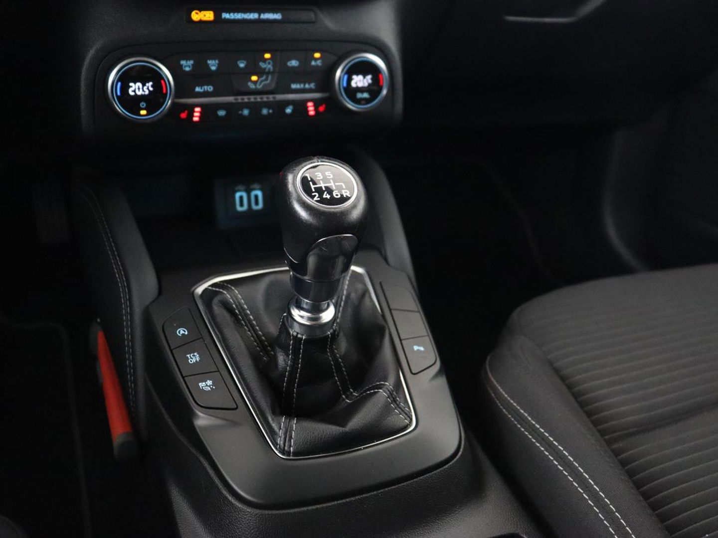 Ford Focus 1.0 EcoBoost Hybrid Titanium X | Stoel & stuurverwarming | Camera | Trekhaak | Carplay | Digital Cockpit | Full LED | Keyless