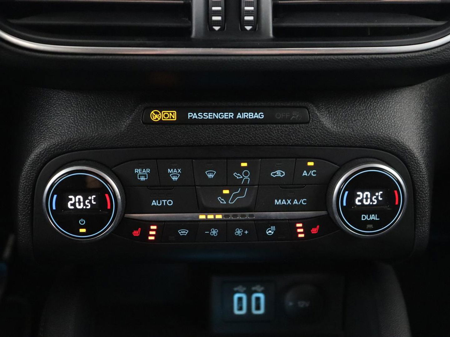 Ford Focus 1.0 EcoBoost Hybrid Titanium X | Stoel & stuurverwarming | Camera | Trekhaak | Carplay | Digital Cockpit | Full LED | Keyless
