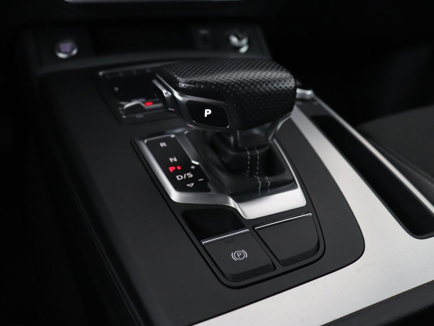 Audi Q5 50 TFSIe quattro S edition | B&O 3D Sound | Stoelverwarming | Carplay | Virtual Cockpit | Sportstoelen | Navigatie Plus | Full LED | Half leder | Parkeerhulp | Keyless | 20'' lichtmetalen velgen | S Line
