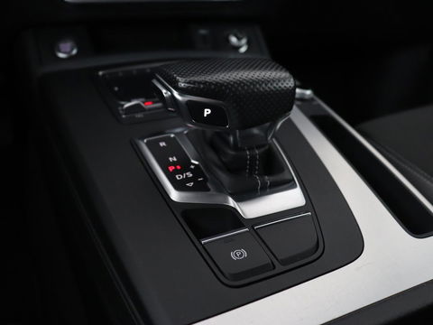Audi Q5 50 TFSIe quattro S edition | B&O 3D Sound | Stoelverwarming | Carplay | Virtual Cockpit | Sportstoelen | Navigatie Plus | Full LED | Half leder | Parkeerhulp | Keyless | 20'' lichtmetalen velgen | S Line