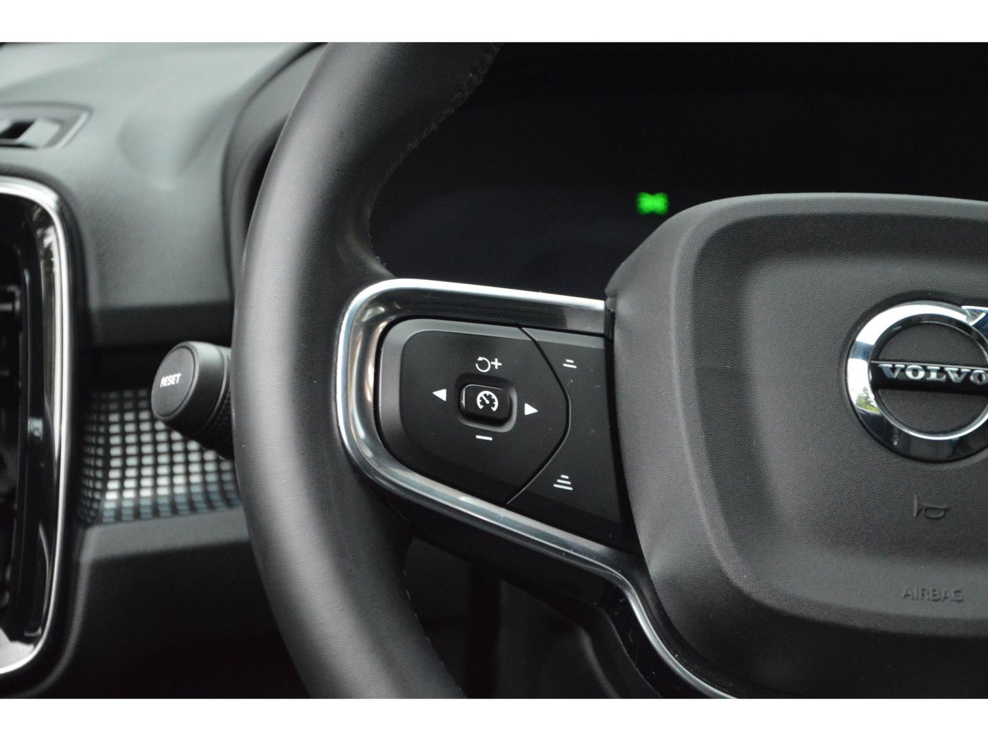 Volvo XC40 Recharge | Panoramadak | 360° Camera | Trekhaak 1500KG | Harman/Kardon | Stoelverwarming | Pilot Assist | Dealer OH |