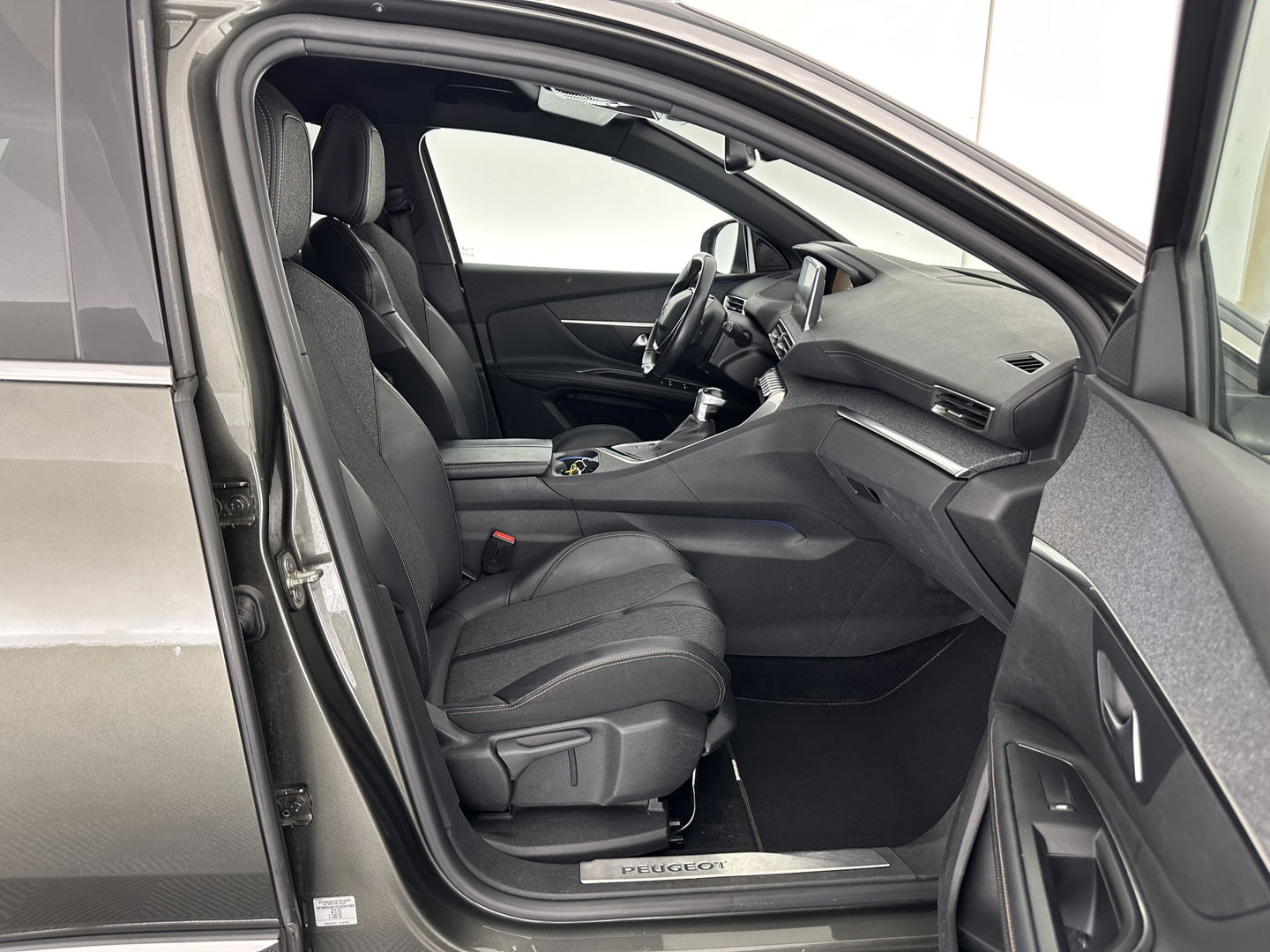 Peugeot 3008 1.2 PureTech GT Line *LEATHER-MICROFIBRE | FULL-LED | NAVI-FULLMAP | KEYLESS | CAMERA | SPORT-SEATS | 19''ALU | TOWBAR*