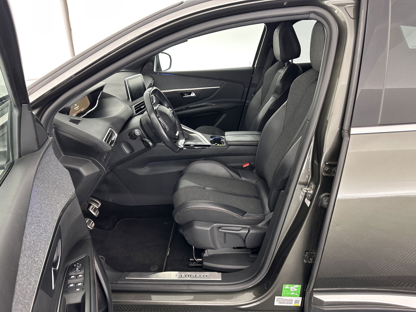 Peugeot 3008 1.2 PureTech GT Line *LEATHER-MICROFIBRE | FULL-LED | NAVI-FULLMAP | KEYLESS | CAMERA | SPORT-SEATS | 19''ALU | TOWBAR*