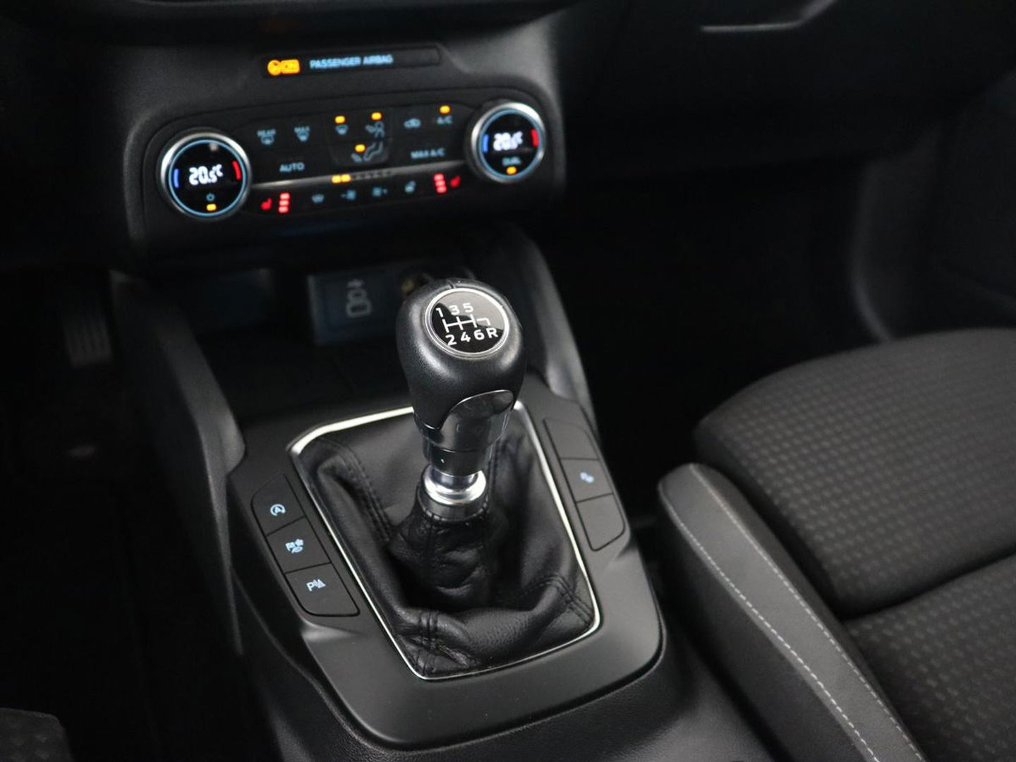 Ford Focus 1.0 EcoBoost Connected | Stoel & stuurverwarming | Camera | Adaptive cruise | Trekhaak | Carplay | Keyless | Navigatie | Climate control