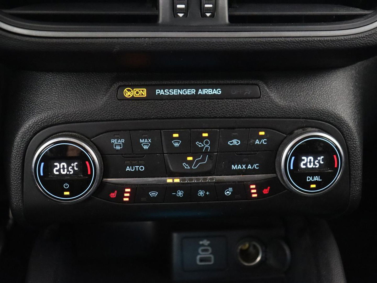 Ford Focus 1.0 EcoBoost Connected | Stoel & stuurverwarming | Camera | Adaptive cruise | Trekhaak | Carplay | Keyless | Navigatie | Climate control