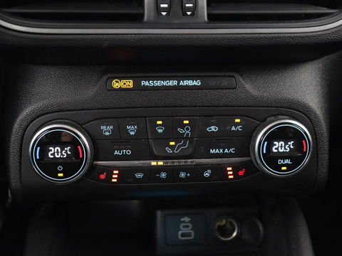 Ford Focus 1.0 EcoBoost Connected | Stoel & stuurverwarming | Camera | Adaptive cruise | Trekhaak | Carplay | Keyless | Navigatie | Climate control