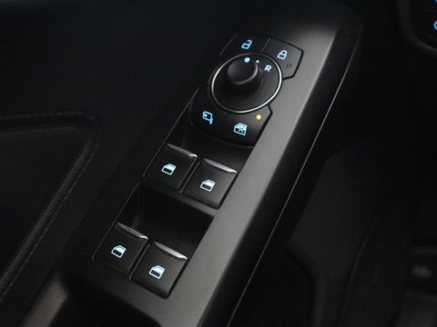 Ford Focus 1.0 EcoBoost Connected | Stoel & stuurverwarming | Camera | Adaptive cruise | Trekhaak | Carplay | Keyless | Navigatie | Climate control