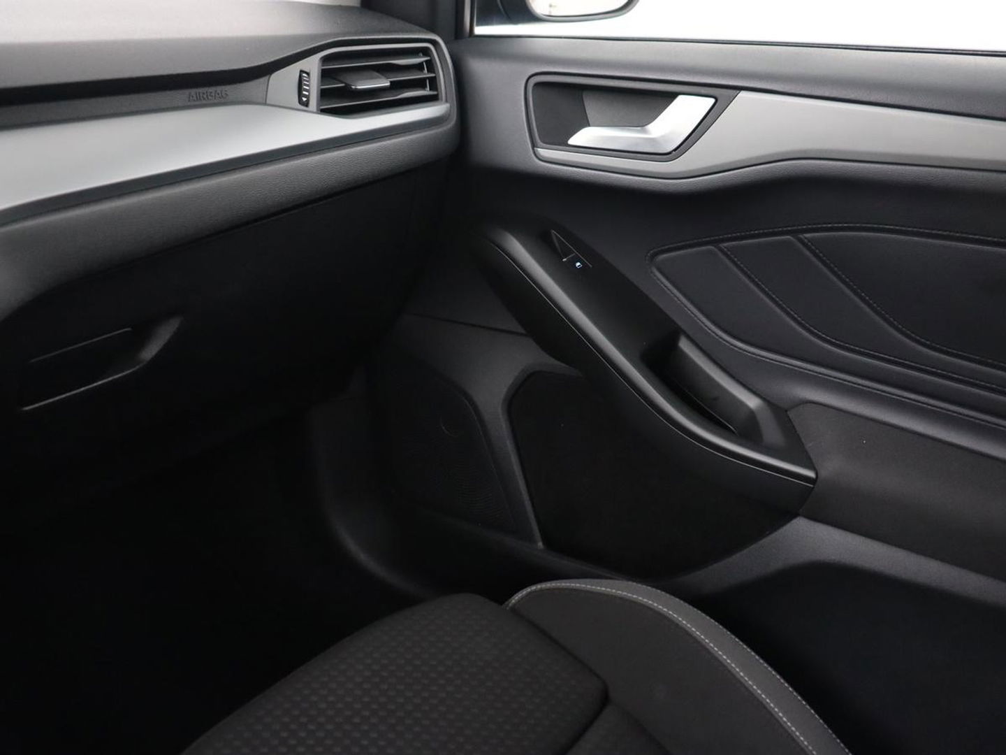 Ford Focus 1.0 EcoBoost Connected | Stoel & stuurverwarming | Camera | Adaptive cruise | Trekhaak | Carplay | Keyless | Navigatie | Climate control