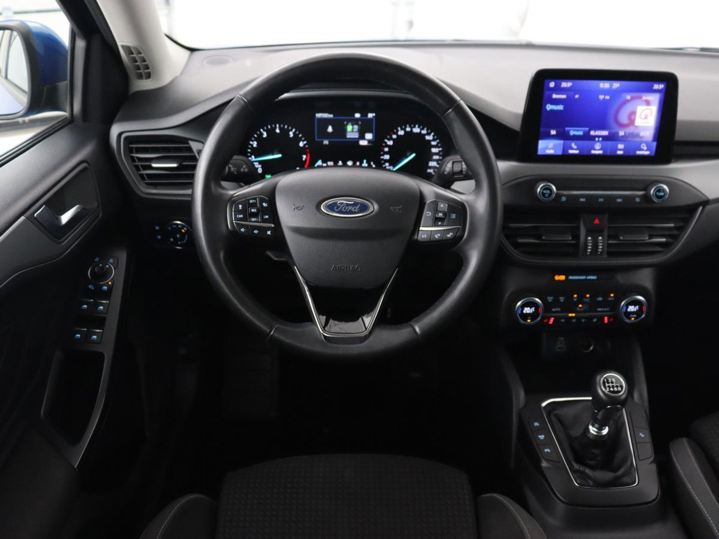 Ford Focus 1.0 EcoBoost Connected | Stoel & stuurverwarming | Camera | Adaptive cruise | Trekhaak | Carplay | Keyless | Navigatie | Climate control