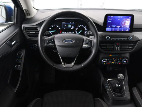 Ford Focus 1.0 EcoBoost Connected | Stoel & stuurverwarming | Camera | Adaptive cruise | Trekhaak | Carplay | Keyless | Navigatie | Climate control