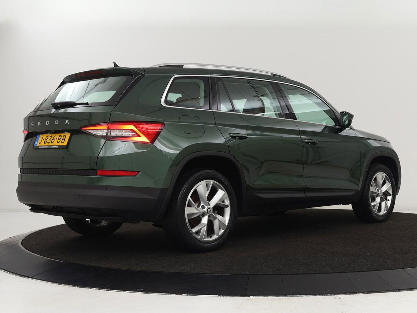 Škoda Kodiaq 1.5 TSI Business Edition 7-persoons | Leder | Trekhaak | Stoelverwarming | Carplay | Camera | Full LED | Navigatie | Canton Sound | Climate control