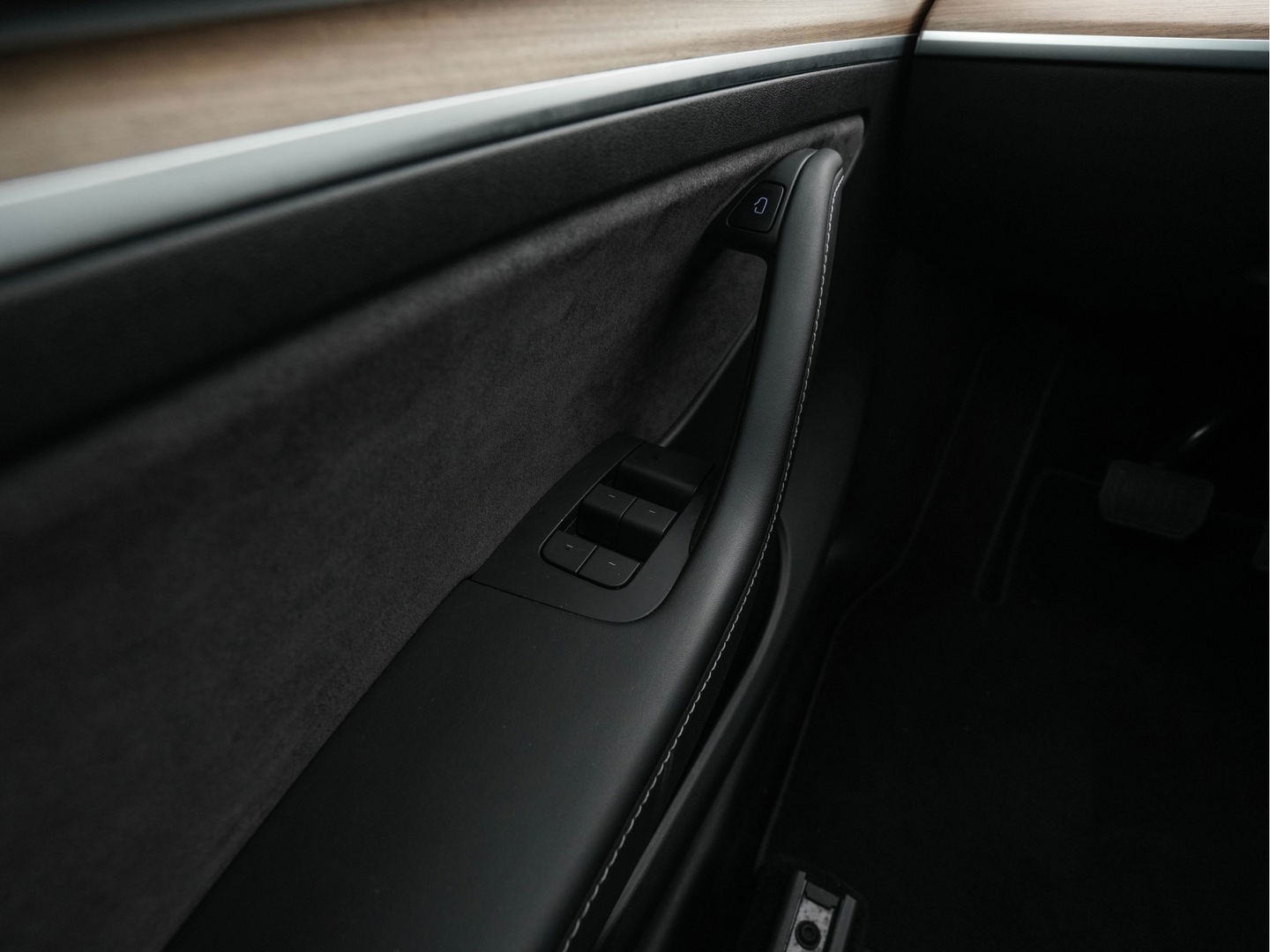 Tesla Model Y Long Range AWD 75 kWh [ 3-Fase ] (INCL.BTW) Aut. *PANO-WINDOW | AUTO-PILOT | LUXURY-LEATHER | SURROUND-VIEW | NAVI-FULLMAP | FULL-LED | AIR-SUSPENSION | DIGI-COCKPIT | KEYLESS | CAMERA | DAB+ | HEATED-COMFORT-SEATS*