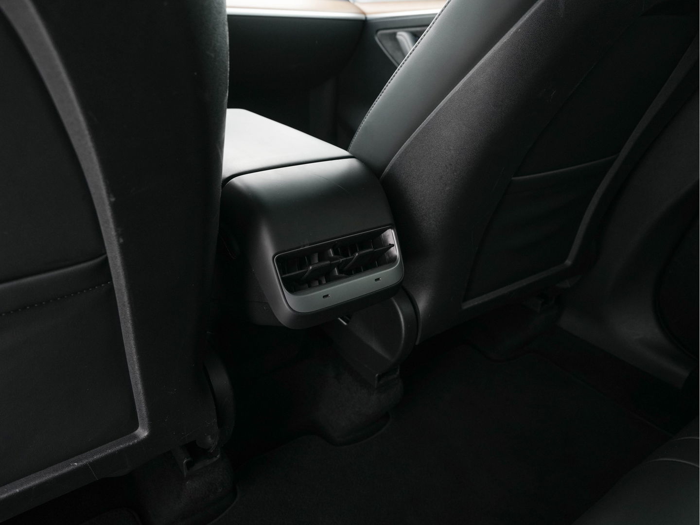 Tesla Model Y Long Range AWD 75 kWh [ 3-Fase ] (INCL.BTW) Aut. *PANO-WINDOW | AUTO-PILOT | LUXURY-LEATHER | SURROUND-VIEW | NAVI-FULLMAP | FULL-LED | AIR-SUSPENSION | DIGI-COCKPIT | KEYLESS | CAMERA | DAB+ | HEATED-COMFORT-SEATS*