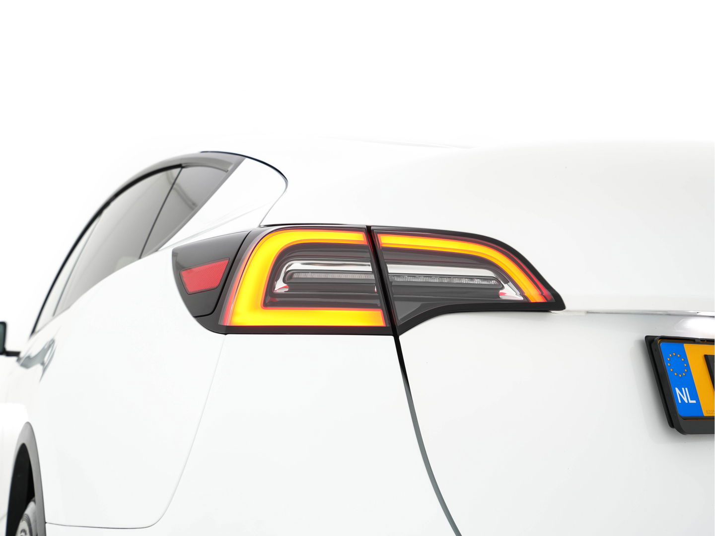 Tesla Model Y Long Range AWD 75 kWh [ 3-Fase ] (INCL.BTW) Aut. *PANO-WINDOW | AUTO-PILOT | LUXURY-LEATHER | SURROUND-VIEW | NAVI-FULLMAP | FULL-LED | AIR-SUSPENSION | DIGI-COCKPIT | KEYLESS | CAMERA | DAB+ | HEATED-COMFORT-SEATS*