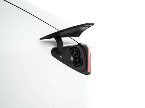 Tesla Model Y Long Range AWD 75 kWh [ 3-Fase ] (INCL.BTW) Aut. *PANO-WINDOW | AUTO-PILOT | LUXURY-LEATHER | SURROUND-VIEW | NAVI-FULLMAP | FULL-LED | AIR-SUSPENSION | DIGI-COCKPIT | KEYLESS | CAMERA | DAB+ | HEATED-COMFORT-SEATS*