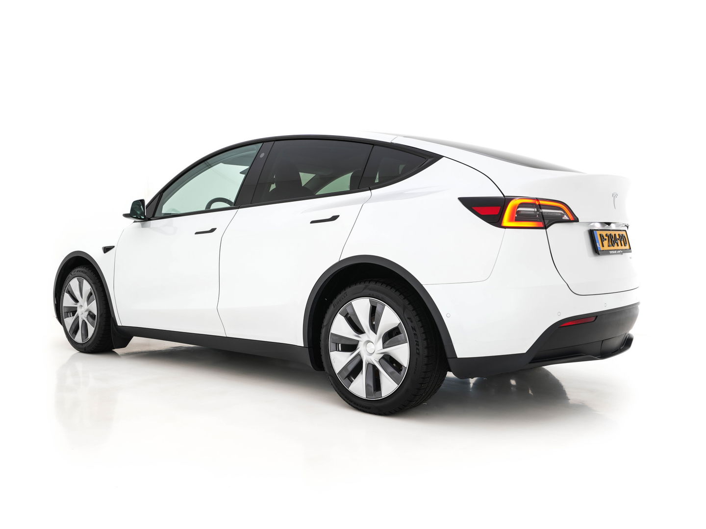 Tesla Model Y Long Range AWD 75 kWh [ 3-Fase ] (INCL.BTW) Aut. *PANO-WINDOW | AUTO-PILOT | LUXURY-LEATHER | SURROUND-VIEW | NAVI-FULLMAP | FULL-LED | AIR-SUSPENSION | DIGI-COCKPIT | KEYLESS | CAMERA | DAB+ | HEATED-COMFORT-SEATS*