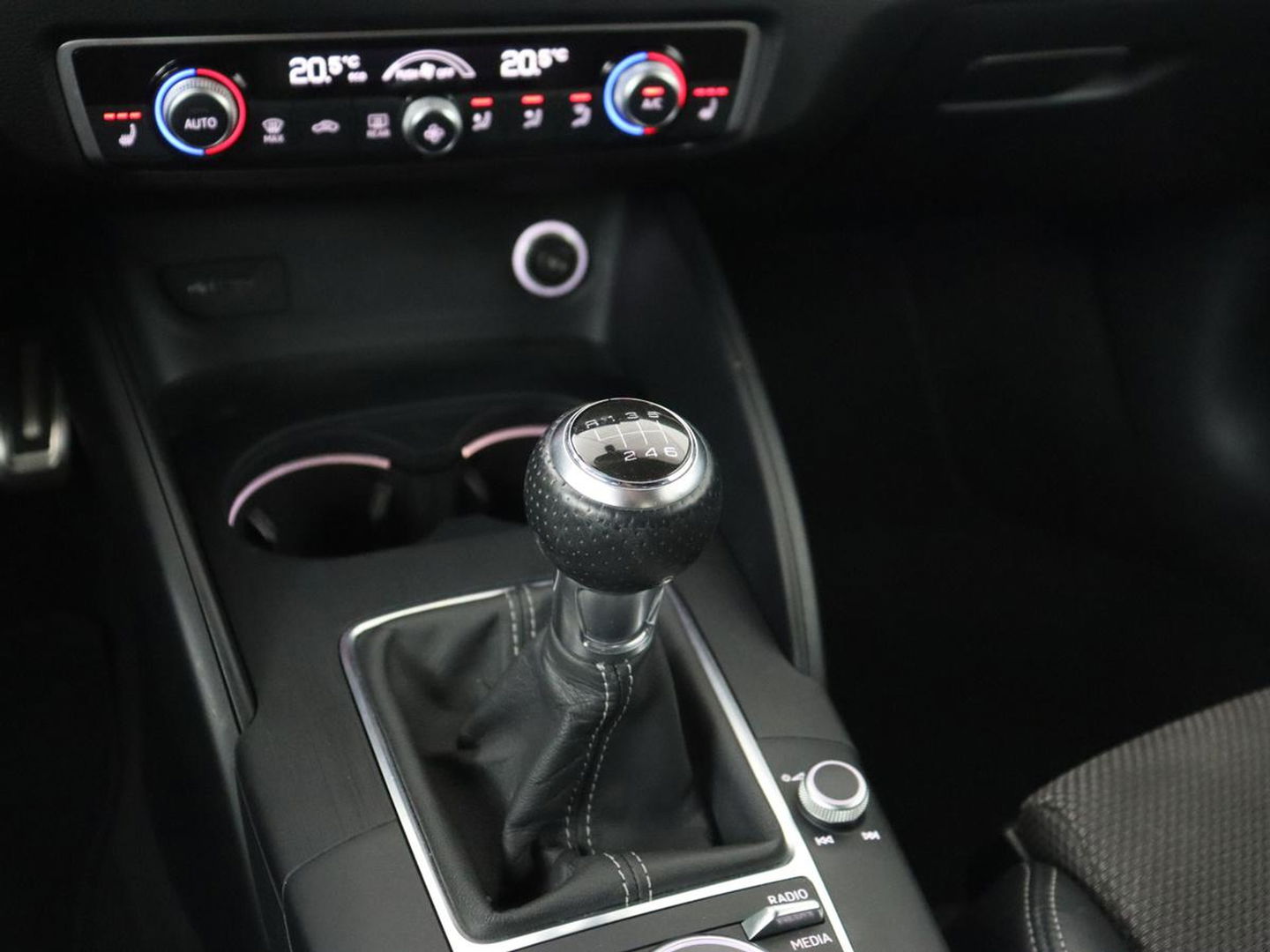 Audi A3 35 TFSI Advance Sport | Stoelverwarming | Carplay | Virtual Cockpit | Sportstoelen | Full LED | Navigatie | Half leder | Climate control | DAB | S Line