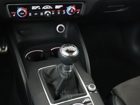 Audi A3 35 TFSI Advance Sport | Stoelverwarming | Carplay | Virtual Cockpit | Sportstoelen | Full LED | Navigatie | Half leder | Climate control | DAB | S Line