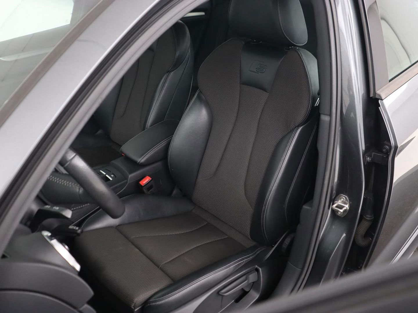 Audi A3 35 TFSI Advance Sport | Stoelverwarming | Carplay | Virtual Cockpit | Sportstoelen | Full LED | Navigatie | Half leder | Climate control | DAB | S Line