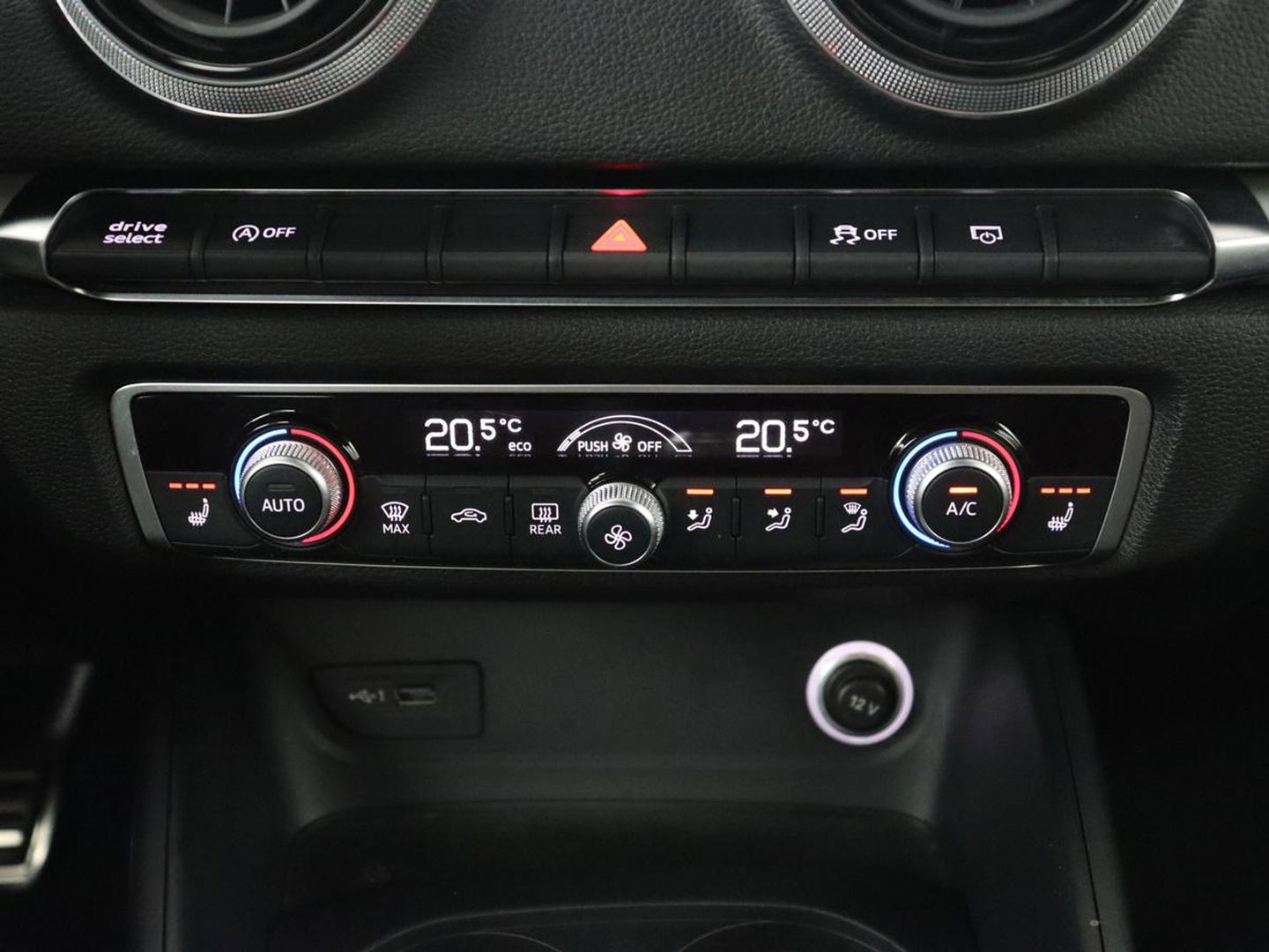 Audi A3 35 TFSI Advance Sport | Stoelverwarming | Carplay | Virtual Cockpit | Sportstoelen | Full LED | Navigatie | Half leder | Climate control | DAB | S Line