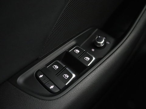 Audi A3 35 TFSI Advance Sport | Stoelverwarming | Carplay | Virtual Cockpit | Sportstoelen | Full LED | Navigatie | Half leder | Climate control | DAB | S Line