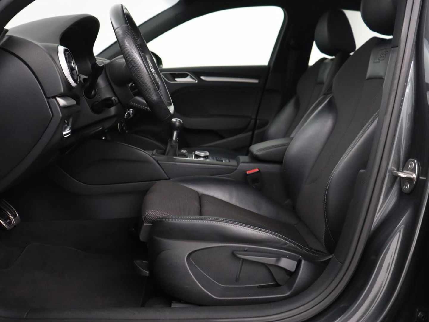 Audi A3 35 TFSI Advance Sport | Stoelverwarming | Carplay | Virtual Cockpit | Sportstoelen | Full LED | Navigatie | Half leder | Climate control | DAB | S Line