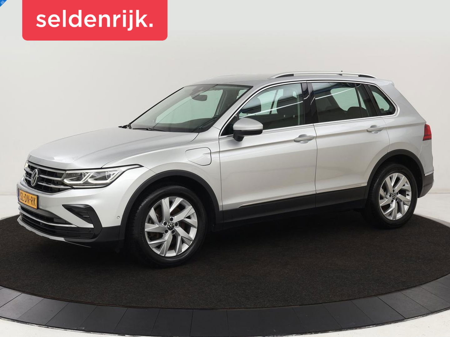 Volkswagen Tiguan 1.4 TSI eHybrid | Stoel & stuurverwarming | Adaptive cruise | Carplay | Park Assist | Navigatie | Side Assist | Virtual Cockpit | Full LED | PHEV