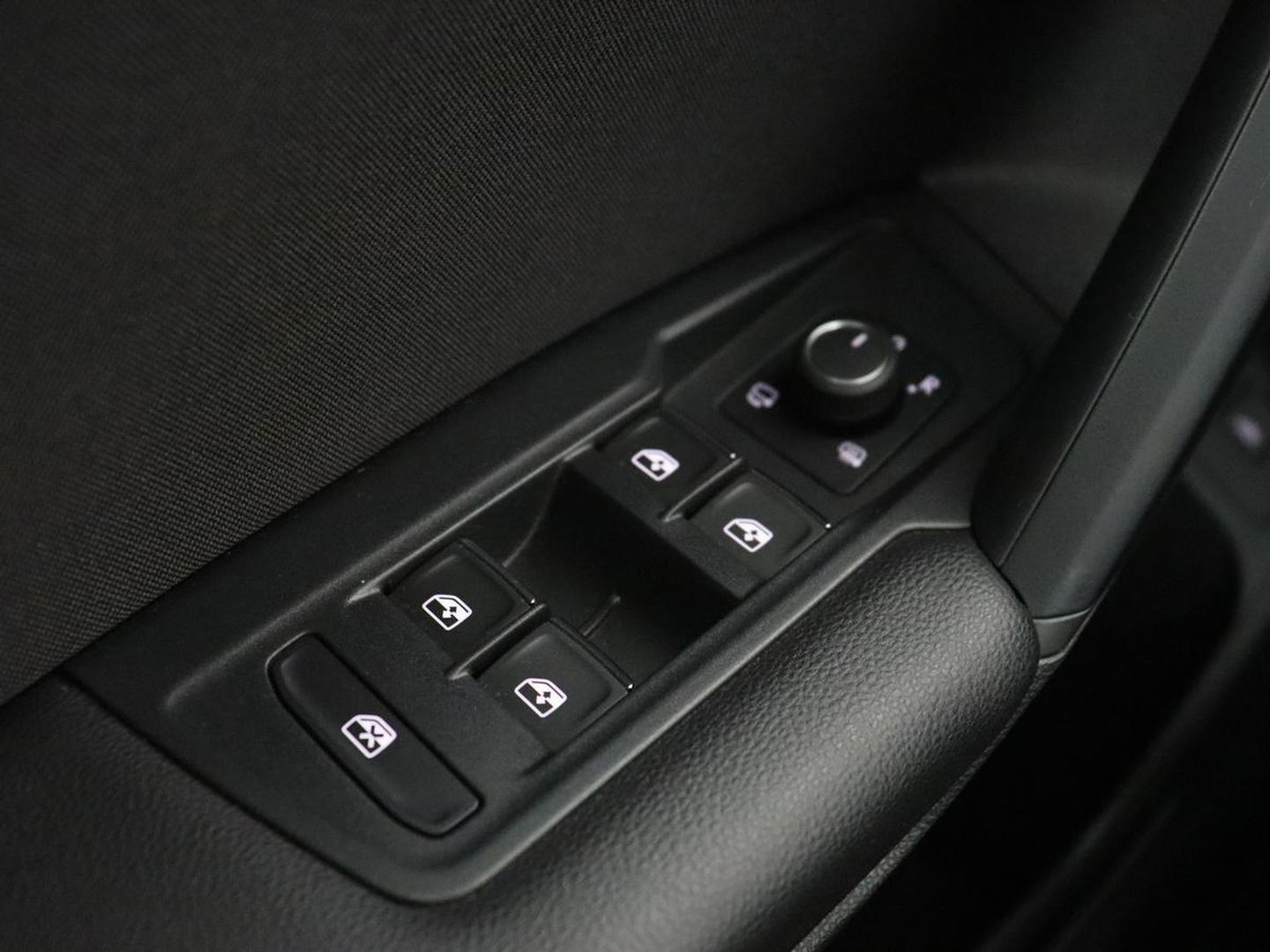 Volkswagen Tiguan 1.4 TSI eHybrid | Stoel & stuurverwarming | Adaptive cruise | Carplay | Park Assist | Navigatie | Side Assist | Virtual Cockpit | Full LED | PHEV